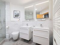 Großes Bad mit 2 Waschbecken